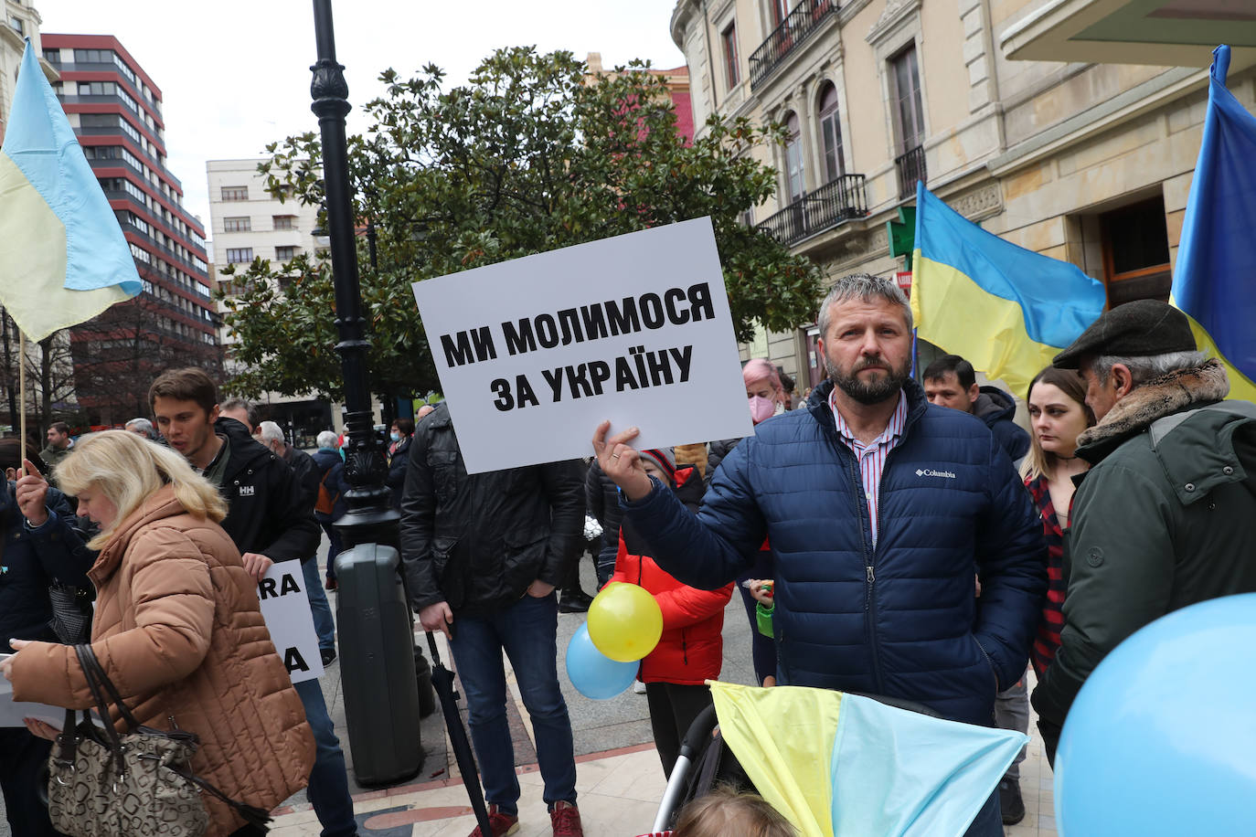 Más de 250 personas se han manifestado este domingo en Gijón para mostrar su apoyo al pueblo ucraniano y su repulsa contra la guerra comenzada por Rusia. Entre las pancartas se podían leer proclamas como «Ucrania, estamos contigo», «Putin, fuera de Ucrania» o «Madres de todos los países contra la guerra». 