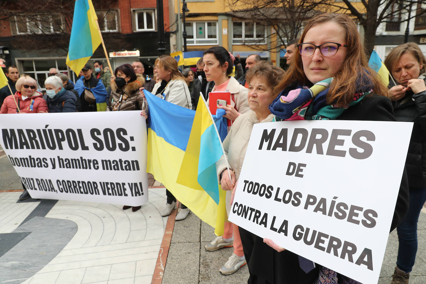 Más de 250 personas se han manifestado este domingo en Gijón para mostrar su apoyo al pueblo ucraniano y su repulsa contra la guerra comenzada por Rusia. Entre las pancartas se podían leer proclamas como «Ucrania, estamos contigo», «Putin, fuera de Ucrania» o «Madres de todos los países contra la guerra». 