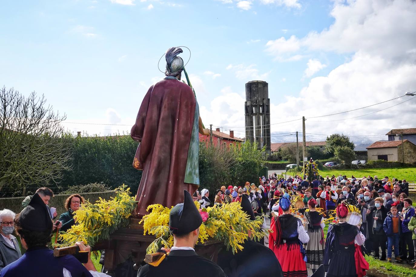 El frío no ha sido suficiente para frenar la tradición en Pimiango. La localidad ribadedense ha rendido homenaje a San Emeterio con pasacalles, procesión hasta el camposanto y folclore.