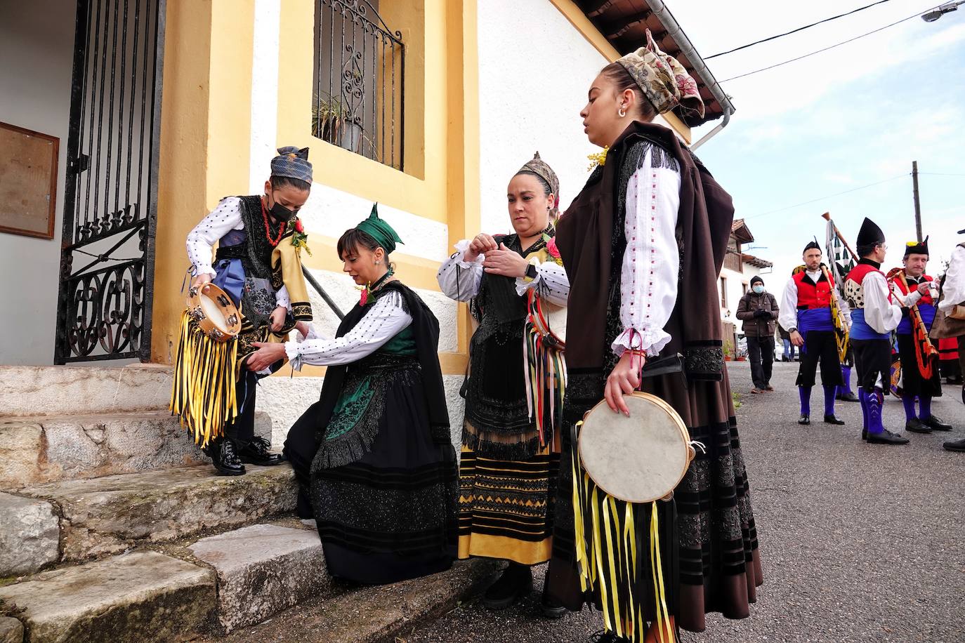 El frío no ha sido suficiente para frenar la tradición en Pimiango. La localidad ribadedense ha rendido homenaje a San Emeterio con pasacalles, procesión hasta el camposanto y folclore.