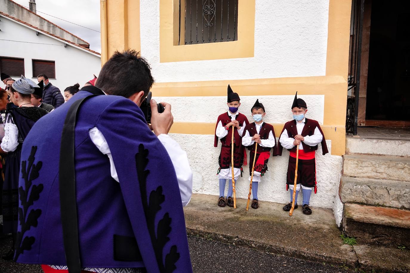 El frío no ha sido suficiente para frenar la tradición en Pimiango. La localidad ribadedense ha rendido homenaje a San Emeterio con pasacalles, procesión hasta el camposanto y folclore.