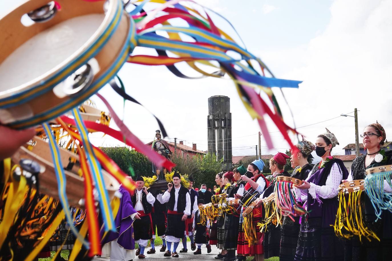 El frío no ha sido suficiente para frenar la tradición en Pimiango. La localidad ribadedense ha rendido homenaje a San Emeterio con pasacalles, procesión hasta el camposanto y folclore.