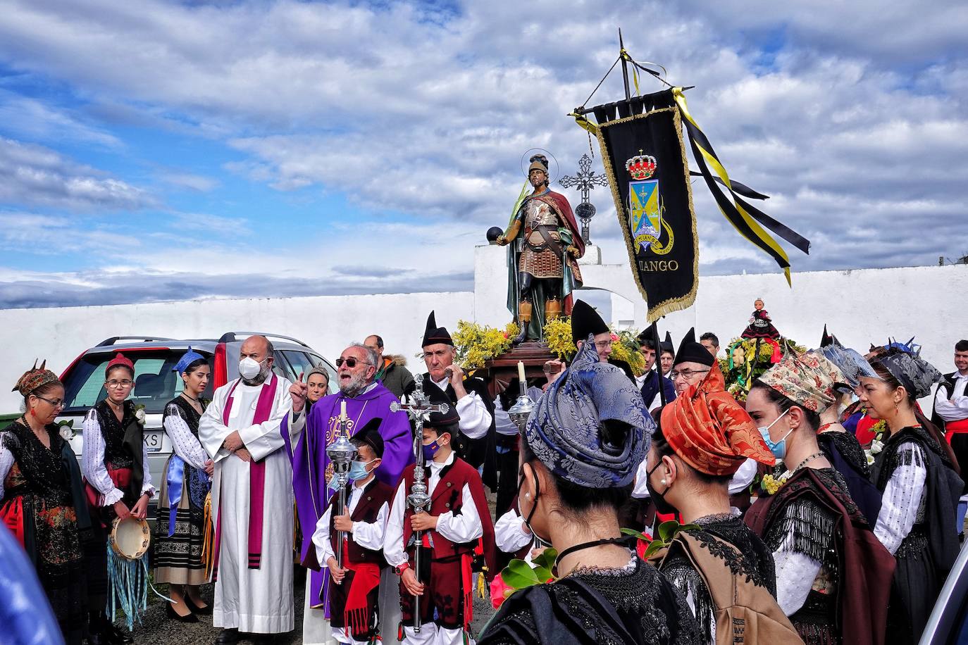 El frío no ha sido suficiente para frenar la tradición en Pimiango. La localidad ribadedense ha rendido homenaje a San Emeterio con pasacalles, procesión hasta el camposanto y folclore.