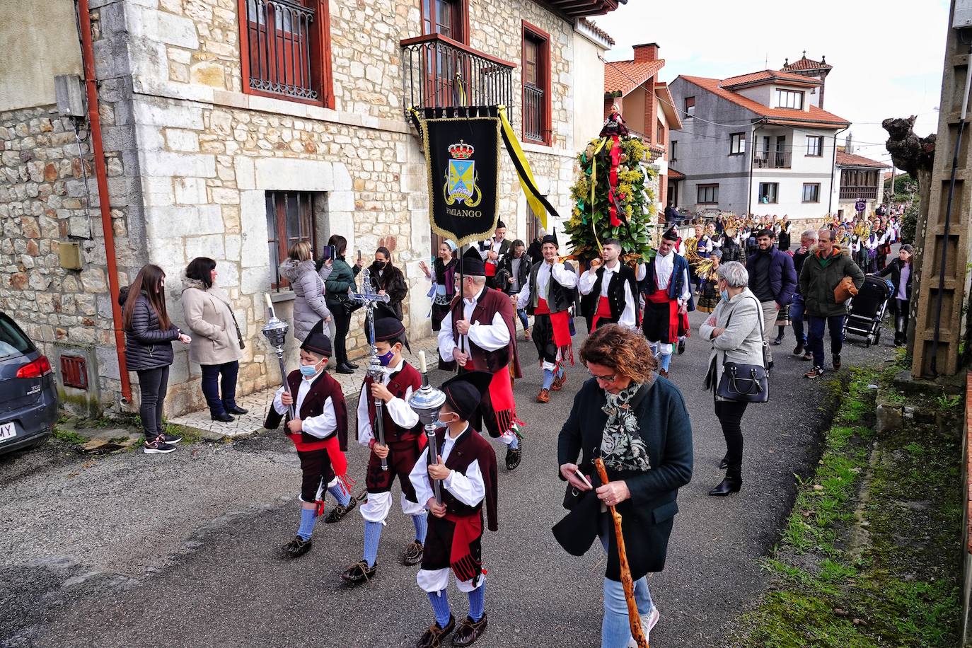 El frío no ha sido suficiente para frenar la tradición en Pimiango. La localidad ribadedense ha rendido homenaje a San Emeterio con pasacalles, procesión hasta el camposanto y folclore.
