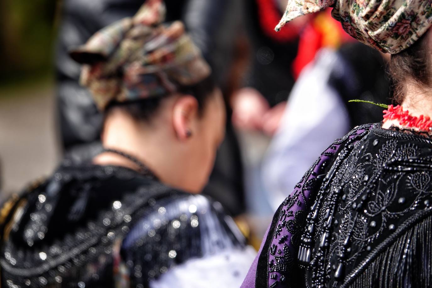 El frío no ha sido suficiente para frenar la tradición en Pimiango. La localidad ribadedense ha rendido homenaje a San Emeterio con pasacalles, procesión hasta el camposanto y folclore.