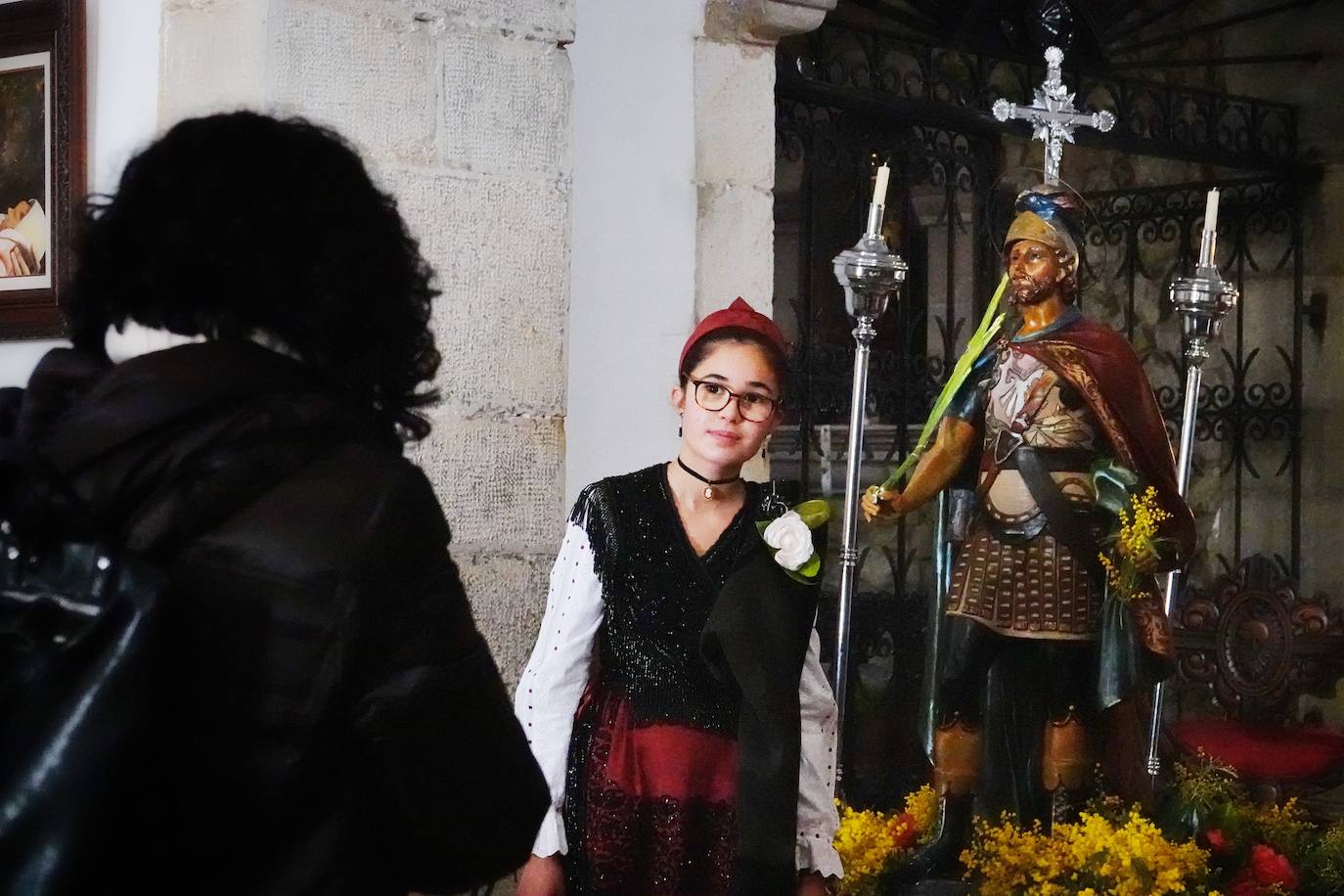El frío no ha sido suficiente para frenar la tradición en Pimiango. La localidad ribadedense ha rendido homenaje a San Emeterio con pasacalles, procesión hasta el camposanto y folclore.
