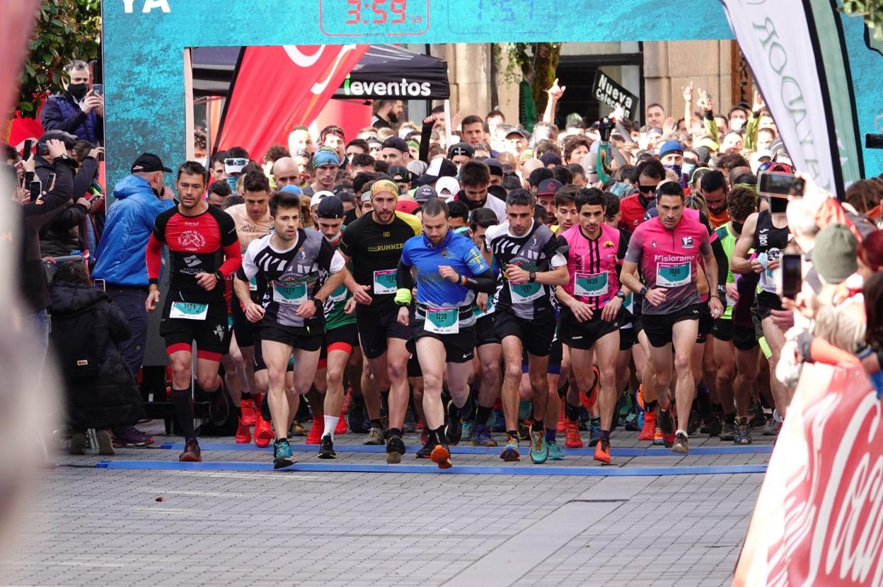 Los participantes tomaron la salida en la calle San Pelayo de Cangas de Onís. 