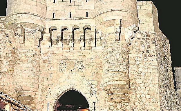 El Renault Arkana en la Puerta Medieval de Santa María, la entrada a Hita