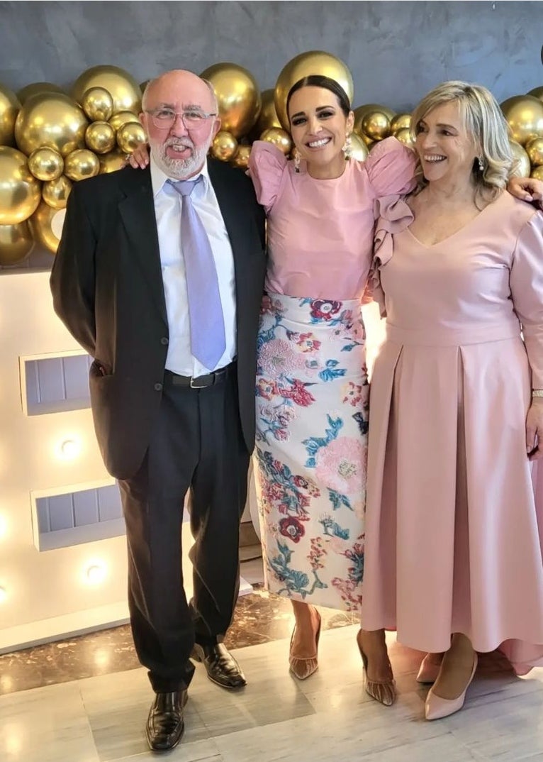 Paula, feliz junto a sus padres. 