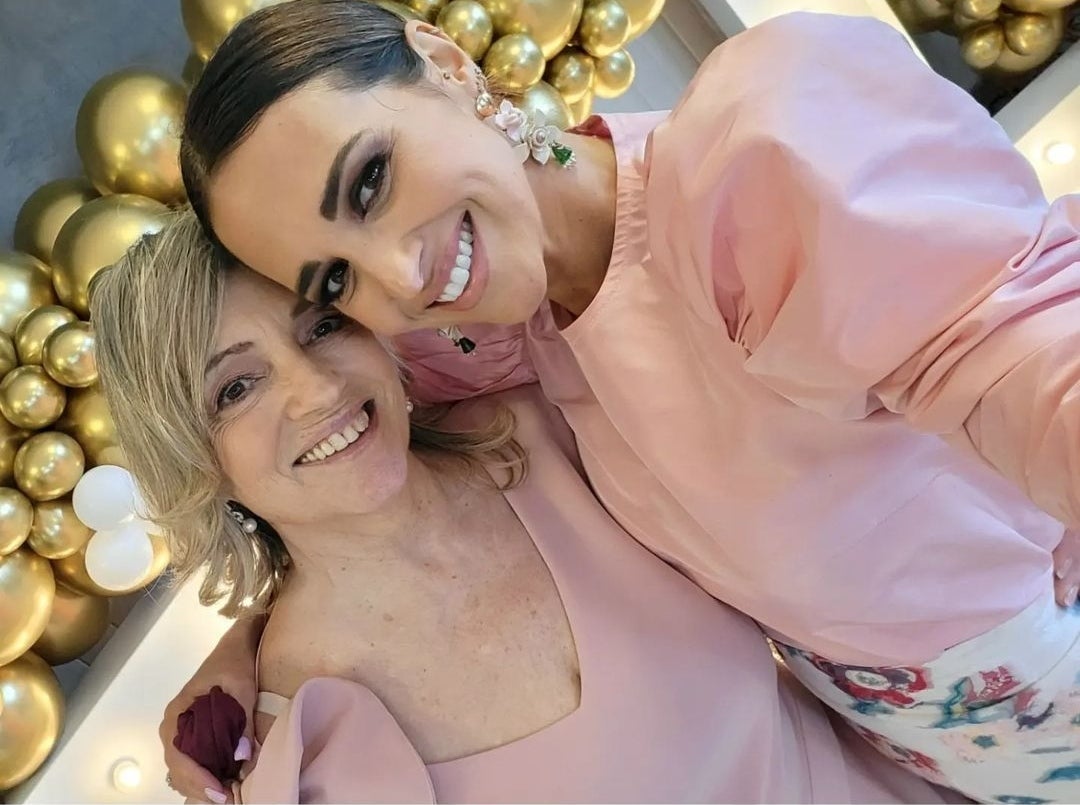 Paula posa con su madre. 