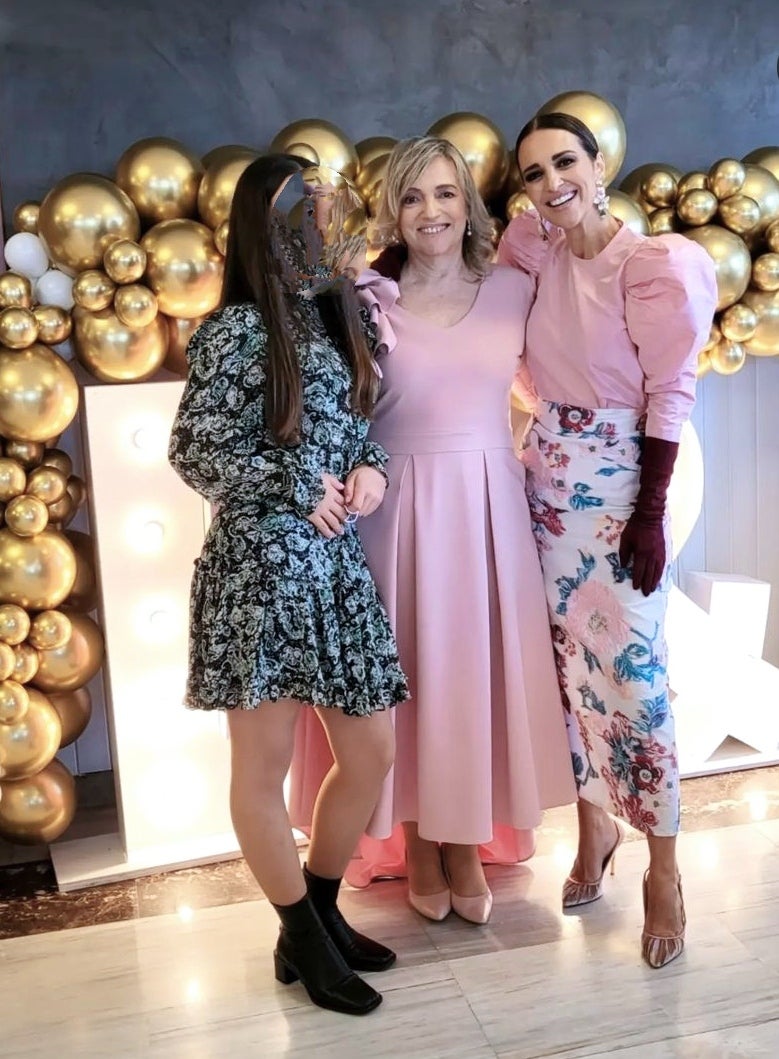 Paula, junto a su madre, Elena, y su hija, Daniella. 