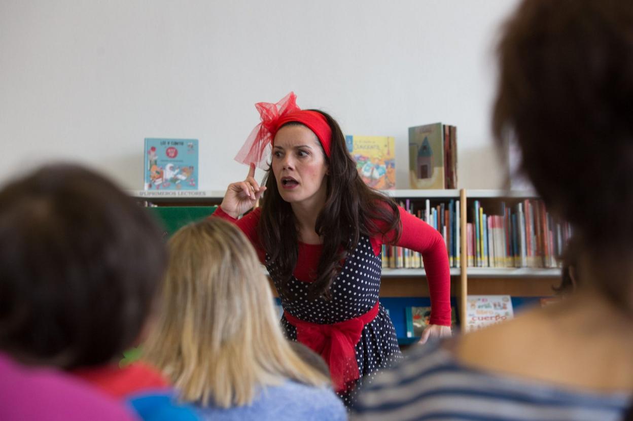 Elisabet Martín, en una sesión de cuentacuentos en la Casa de Cultura de Avilés. 