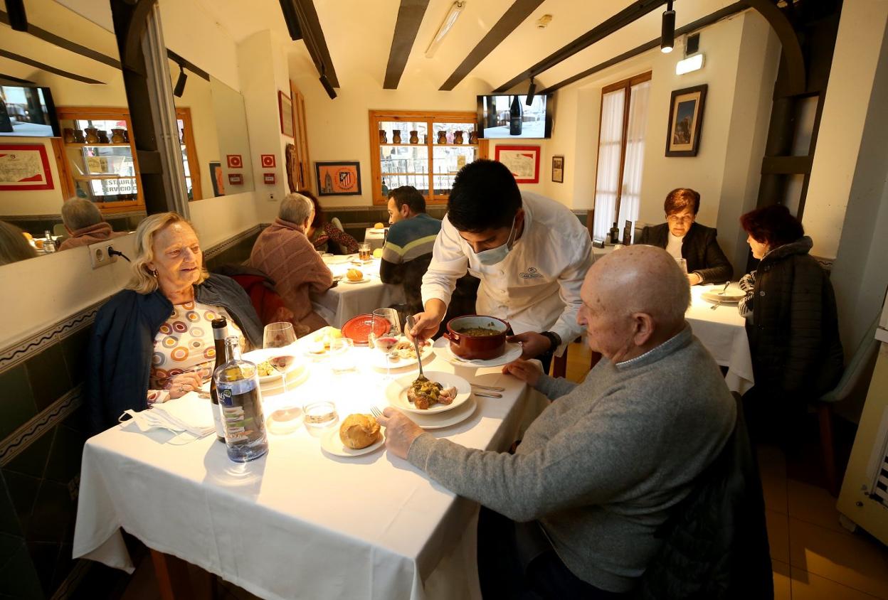 Jorge Álvarez, ayer, en Casa Ramón del Fontán con el menú del Antroxu. 