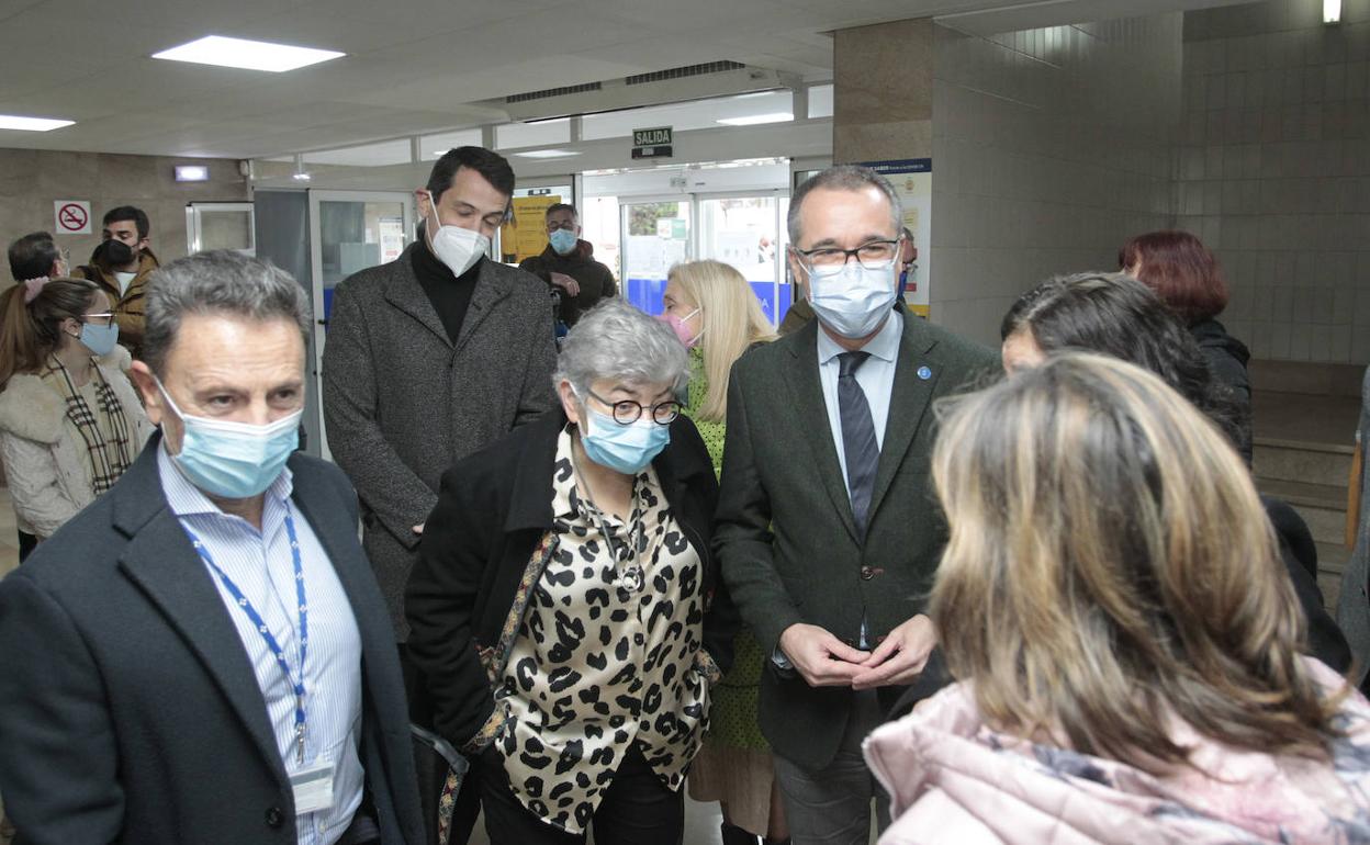 La alcaldesa de Gijón y el consejero de Salud, esta mañana, en el Centro de Especialidades de Pumarín