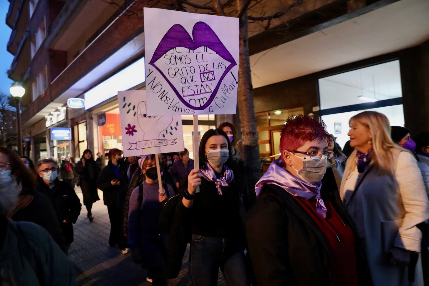 Las mujeres asturianas 'paran' este martes para renovar el impulso en la lucha por la igualdad.Las calles de Gijón se han llenado de miles de personas, unas 5.000, para celebrar el Día Internacional de la Mujer.