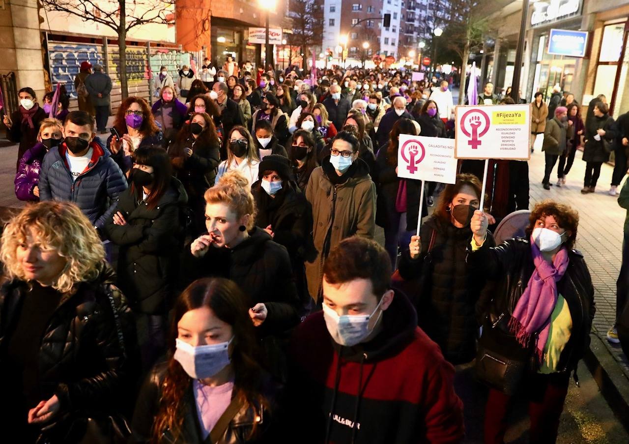 Las mujeres asturianas 'paran' este martes para renovar el impulso en la lucha por la igualdad.Las calles de Gijón se han llenado de miles de personas, unas 5.000, para celebrar el Día Internacional de la Mujer.