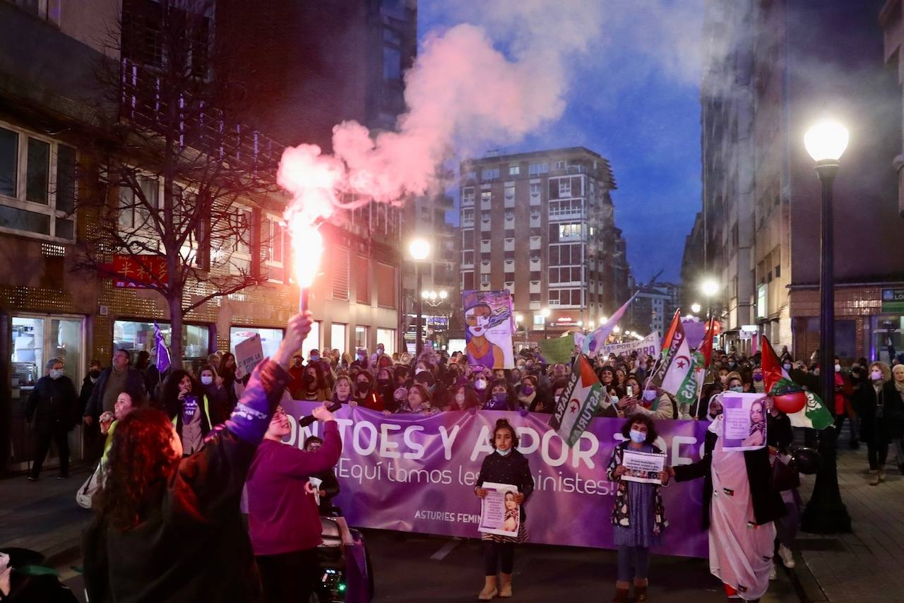 Las mujeres asturianas 'paran' este martes para renovar el impulso en la lucha por la igualdad.Las calles de Gijón se han llenado de miles de personas, unas 5.000, para celebrar el Día Internacional de la Mujer.