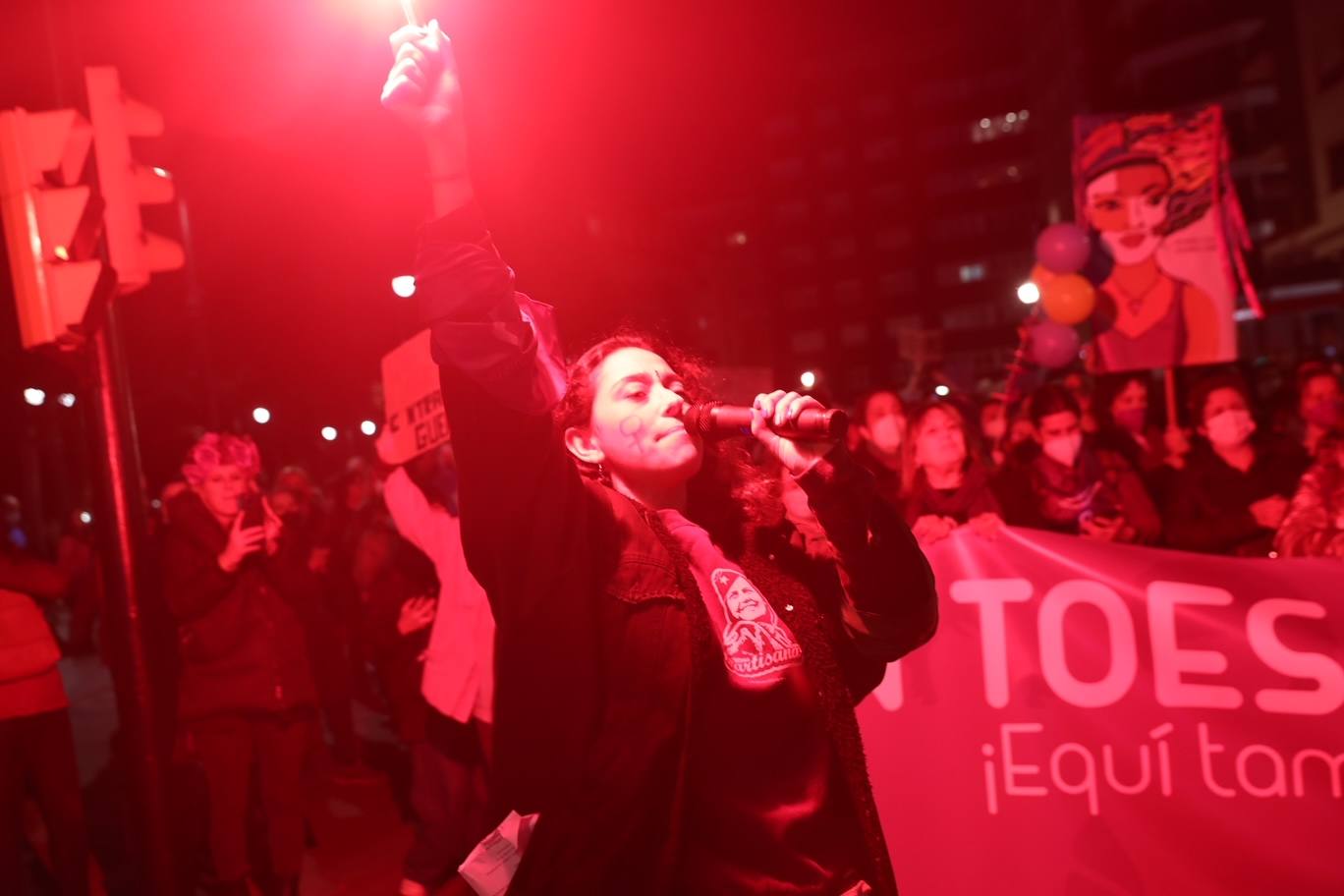 Las mujeres asturianas 'paran' este martes para renovar el impulso en la lucha por la igualdad.Las calles de Gijón se han llenado de miles de personas, unas 5.000, para celebrar el Día Internacional de la Mujer.