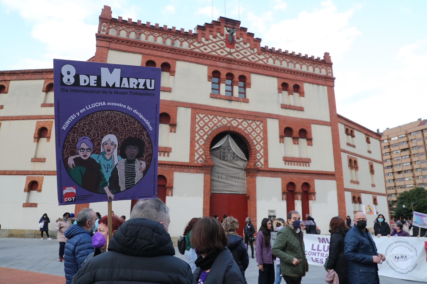 Las mujeres asturianas 'paran' este martes para renovar el impulso en la lucha por la igualdad.Las calles de Gijón se han llenado de miles de personas, unas 5.000, para celebrar el Día Internacional de la Mujer.