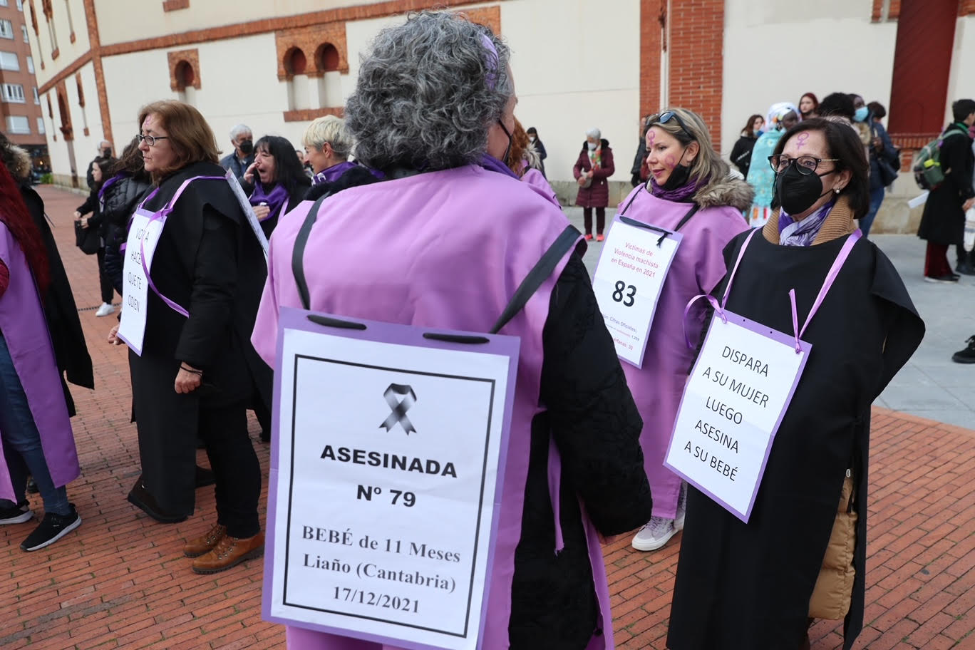 Las mujeres asturianas 'paran' este martes para renovar el impulso en la lucha por la igualdad.Las calles de Gijón se han llenado de miles de personas, unas 5.000, para celebrar el Día Internacional de la Mujer.