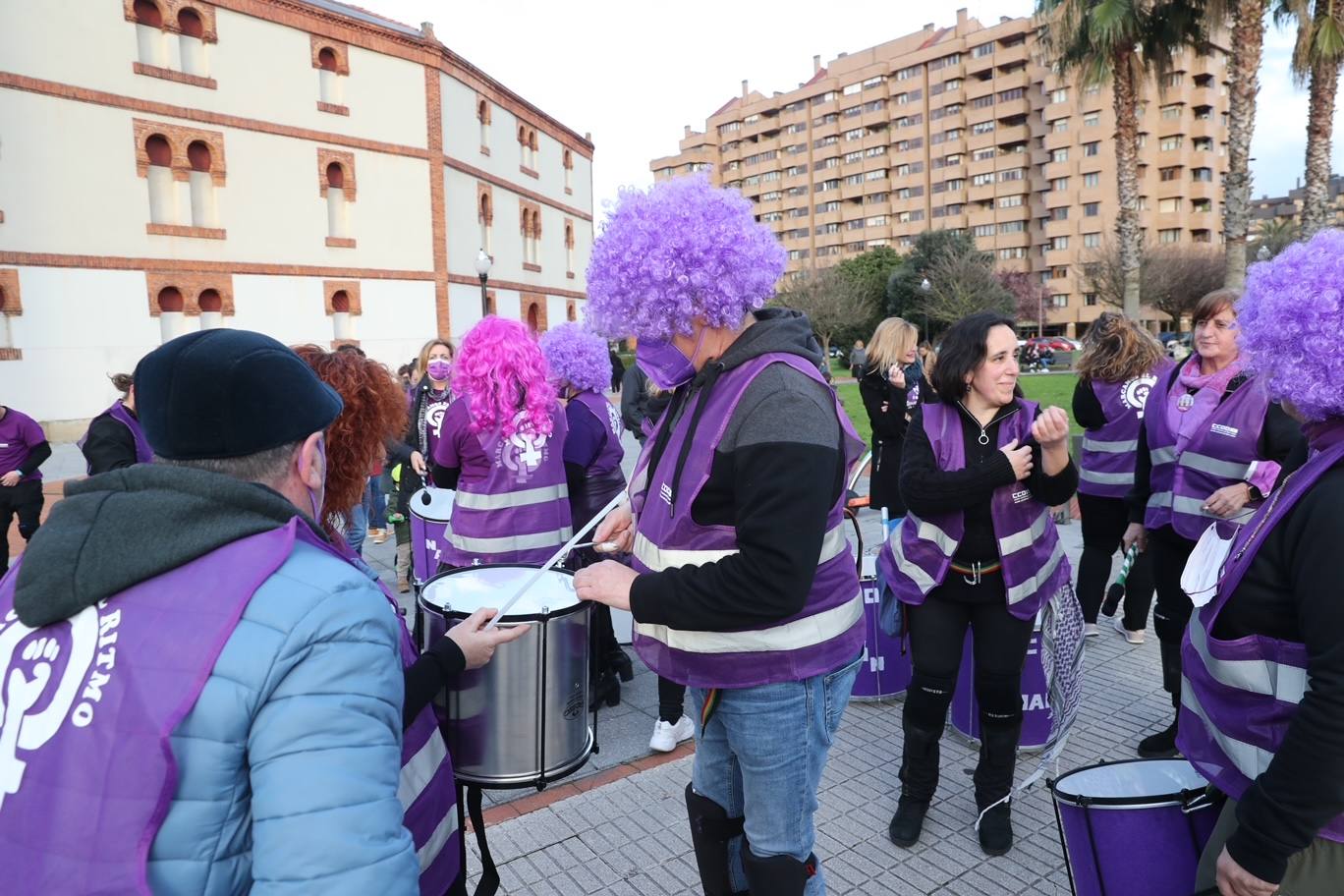 Las mujeres asturianas 'paran' este martes para renovar el impulso en la lucha por la igualdad.Las calles de Gijón se han llenado de miles de personas, unas 5.000, para celebrar el Día Internacional de la Mujer.