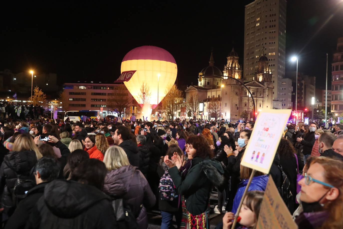 Las mujeres asturianas 'paran' este martes para renovar el impulso en la lucha por la igualdad.Las calles de Gijón se han llenado de miles de personas, unas 5.000, para celebrar el Día Internacional de la Mujer.