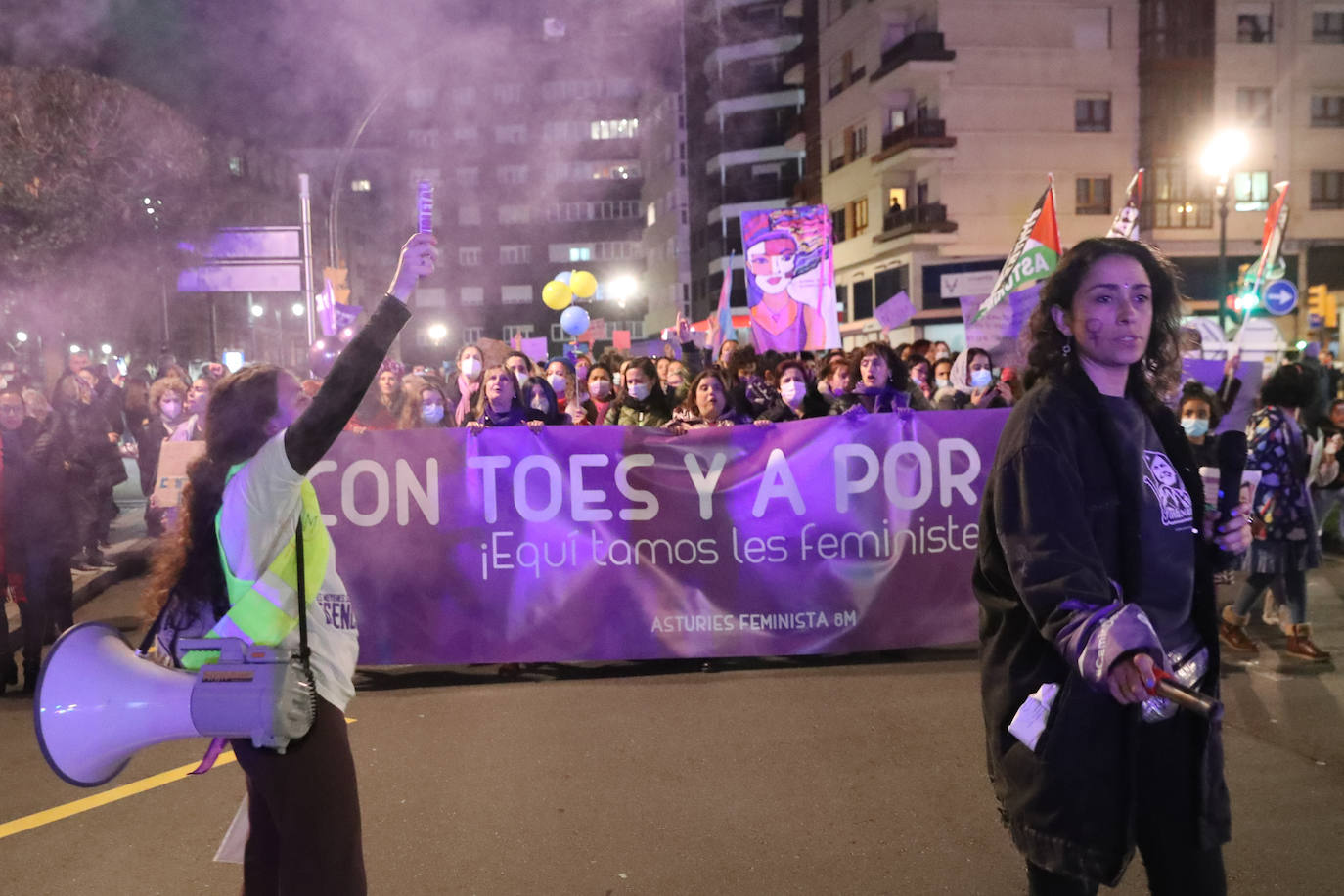 Las mujeres asturianas 'paran' este martes para renovar el impulso en la lucha por la igualdad.Las calles de Gijón se han llenado de miles de personas, unas 5.000, para celebrar el Día Internacional de la Mujer.