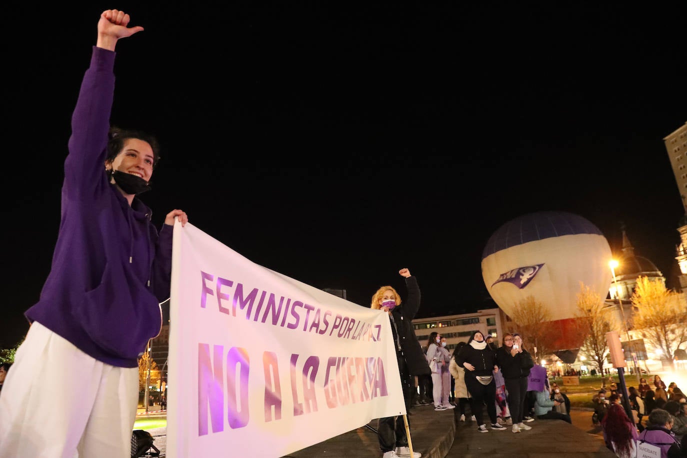 Las mujeres asturianas 'paran' este martes para renovar el impulso en la lucha por la igualdad.Las calles de Gijón se han llenado de miles de personas, unas 5.000, para celebrar el Día Internacional de la Mujer.