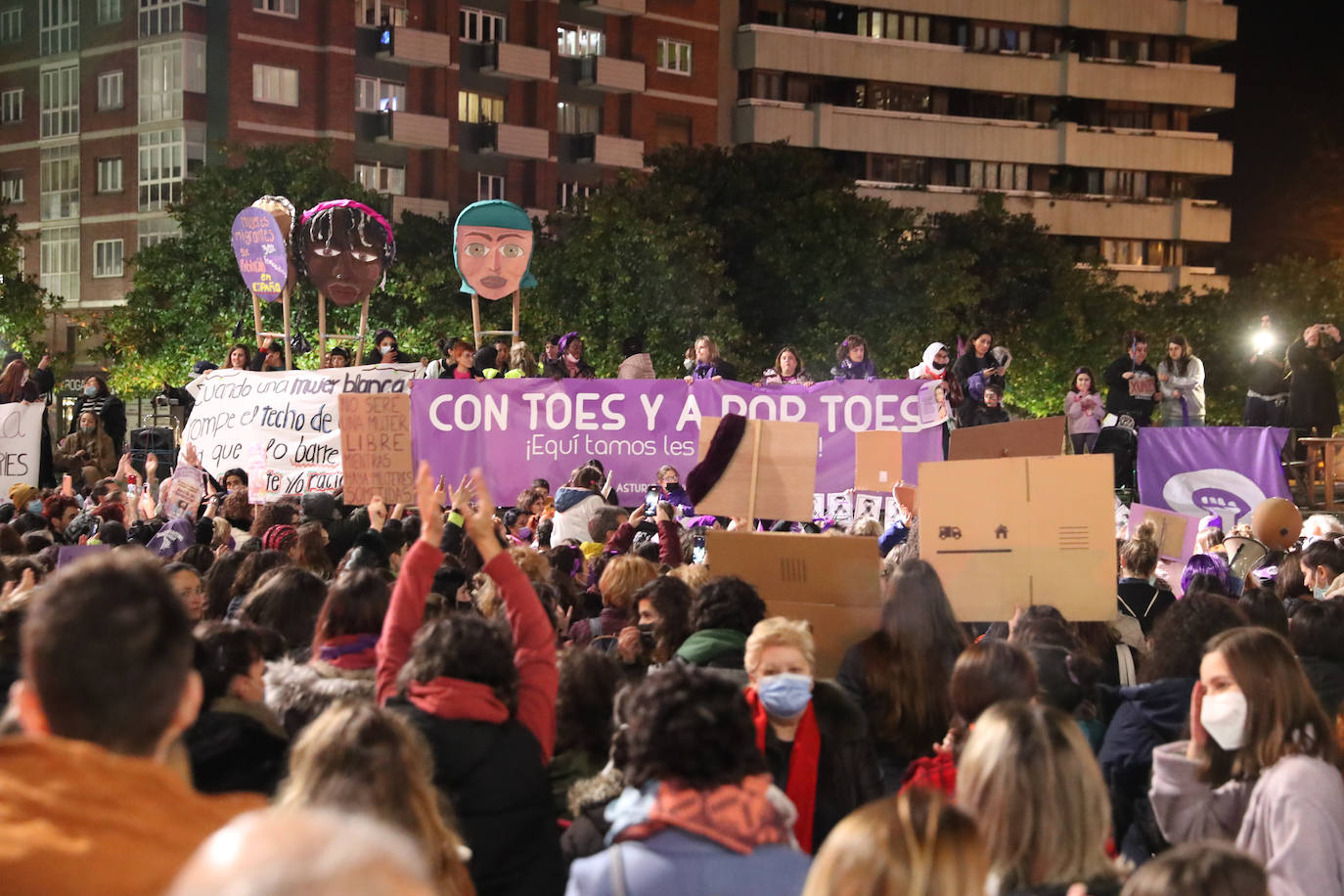 Las mujeres asturianas 'paran' este martes para renovar el impulso en la lucha por la igualdad.Las calles de Gijón se han llenado de miles de personas, unas 5.000, para celebrar el Día Internacional de la Mujer.