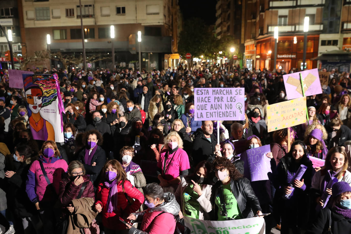 Las mujeres asturianas 'paran' este martes para renovar el impulso en la lucha por la igualdad.Las calles de Gijón se han llenado de miles de personas, unas 5.000, para celebrar el Día Internacional de la Mujer.