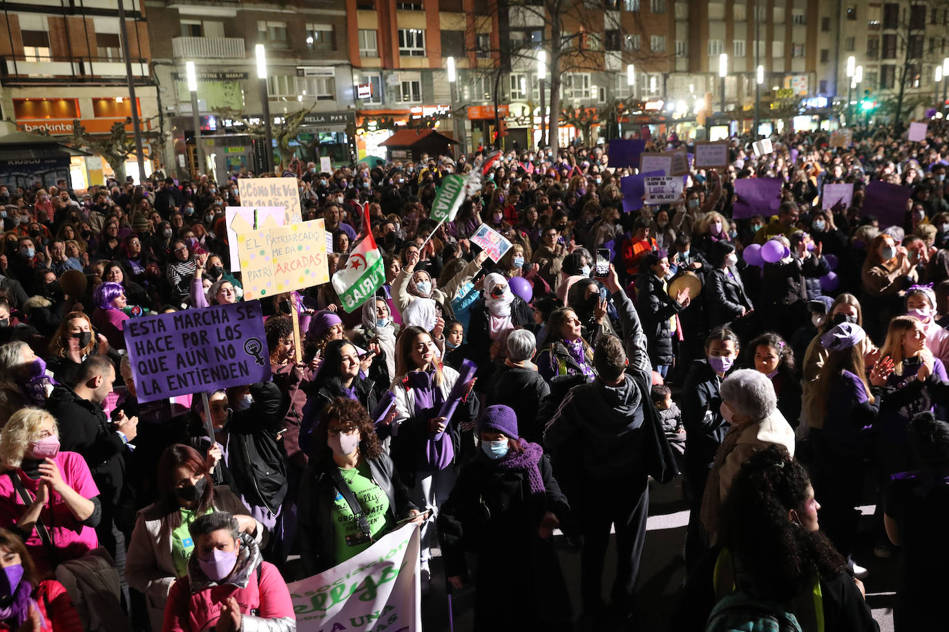 Las mujeres asturianas 'paran' este martes para renovar el impulso en la lucha por la igualdad.Las calles de Gijón se han llenado de miles de personas, unas 5.000, para celebrar el Día Internacional de la Mujer.