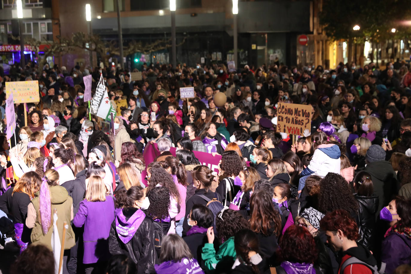 Las mujeres asturianas 'paran' este martes para renovar el impulso en la lucha por la igualdad.Las calles de Gijón se han llenado de miles de personas, unas 5.000, para celebrar el Día Internacional de la Mujer.