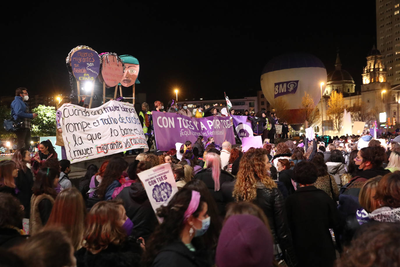 Las mujeres asturianas 'paran' este martes para renovar el impulso en la lucha por la igualdad.Las calles de Gijón se han llenado de miles de personas, unas 5.000, para celebrar el Día Internacional de la Mujer.