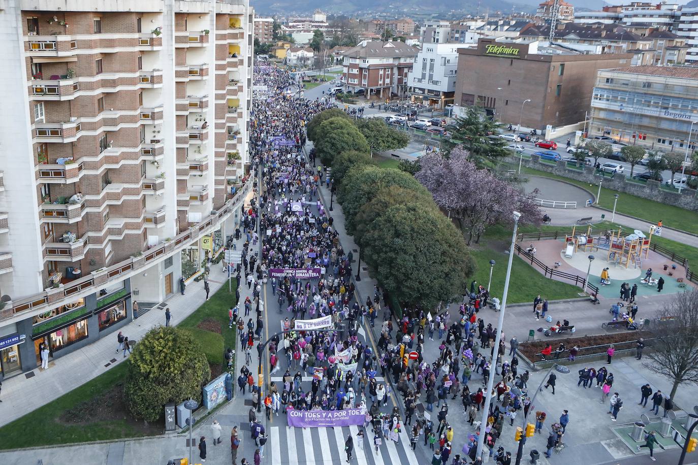 Las mujeres asturianas 'paran' este martes para renovar el impulso en la lucha por la igualdad.Las calles de Gijón se han llenado de miles de personas, unas 5.000, para celebrar el Día Internacional de la Mujer.