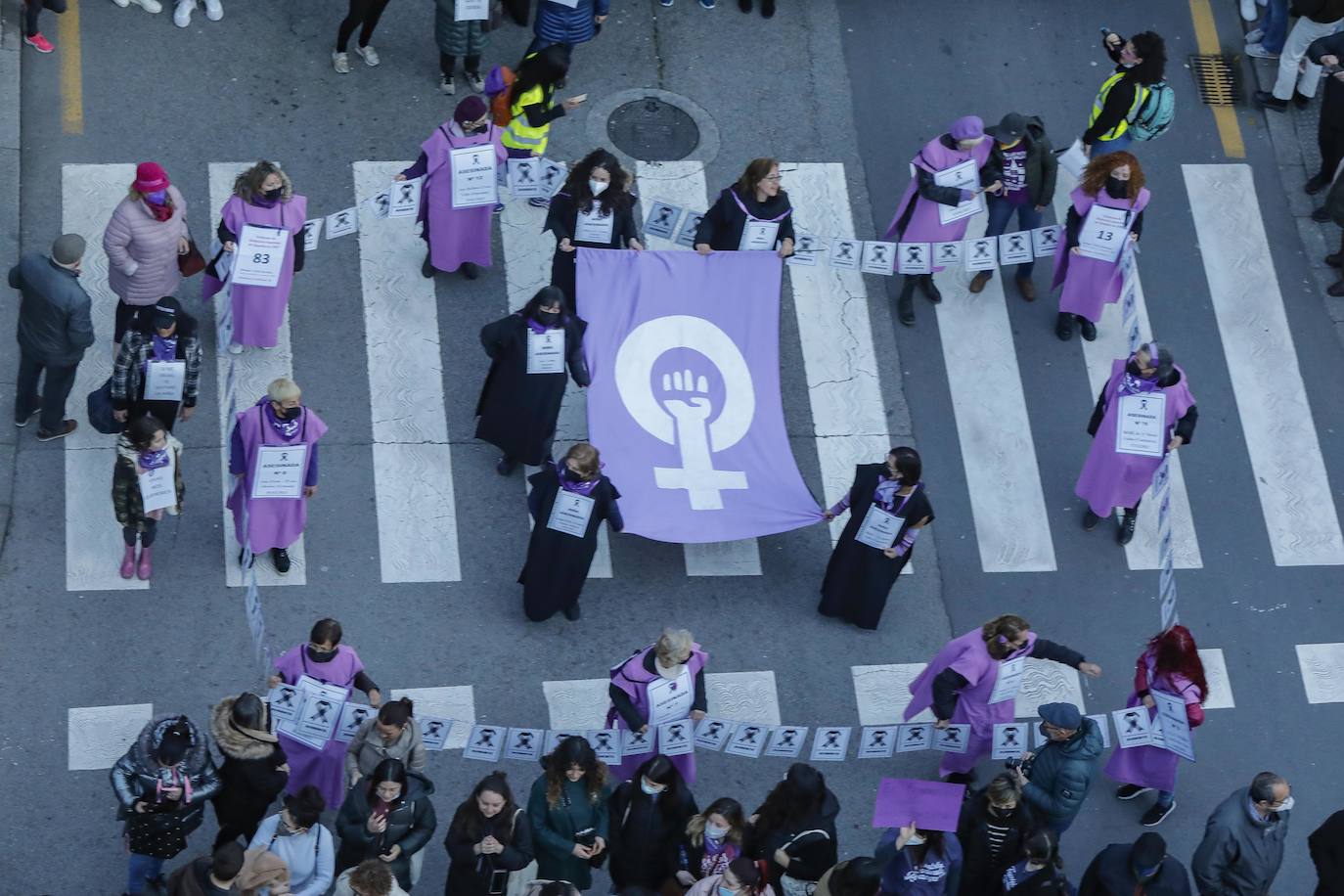 Las mujeres asturianas 'paran' este martes para renovar el impulso en la lucha por la igualdad.Las calles de Gijón se han llenado de miles de personas, unas 5.000, para celebrar el Día Internacional de la Mujer.