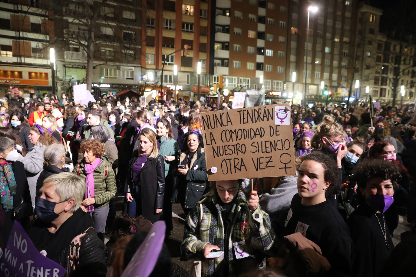 Las mujeres asturianas 'paran' este martes para renovar el impulso en la lucha por la igualdad.Las calles de Gijón se han llenado de miles de personas, unas 5.000, para celebrar el Día Internacional de la Mujer.