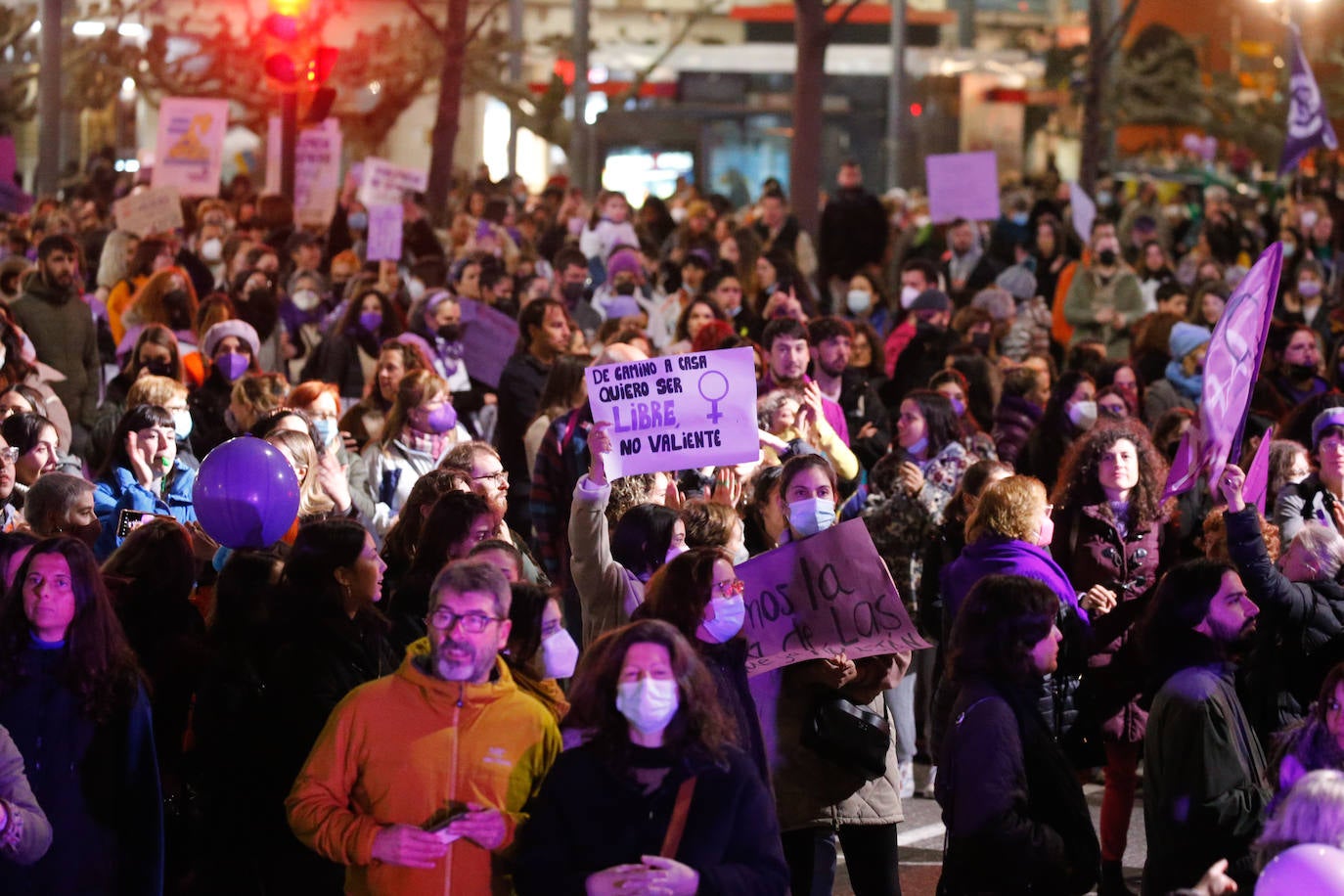 Las mujeres asturianas 'paran' este martes para renovar el impulso en la lucha por la igualdad.Las calles de Gijón se han llenado de miles de personas, unas 5.000, para celebrar el Día Internacional de la Mujer.