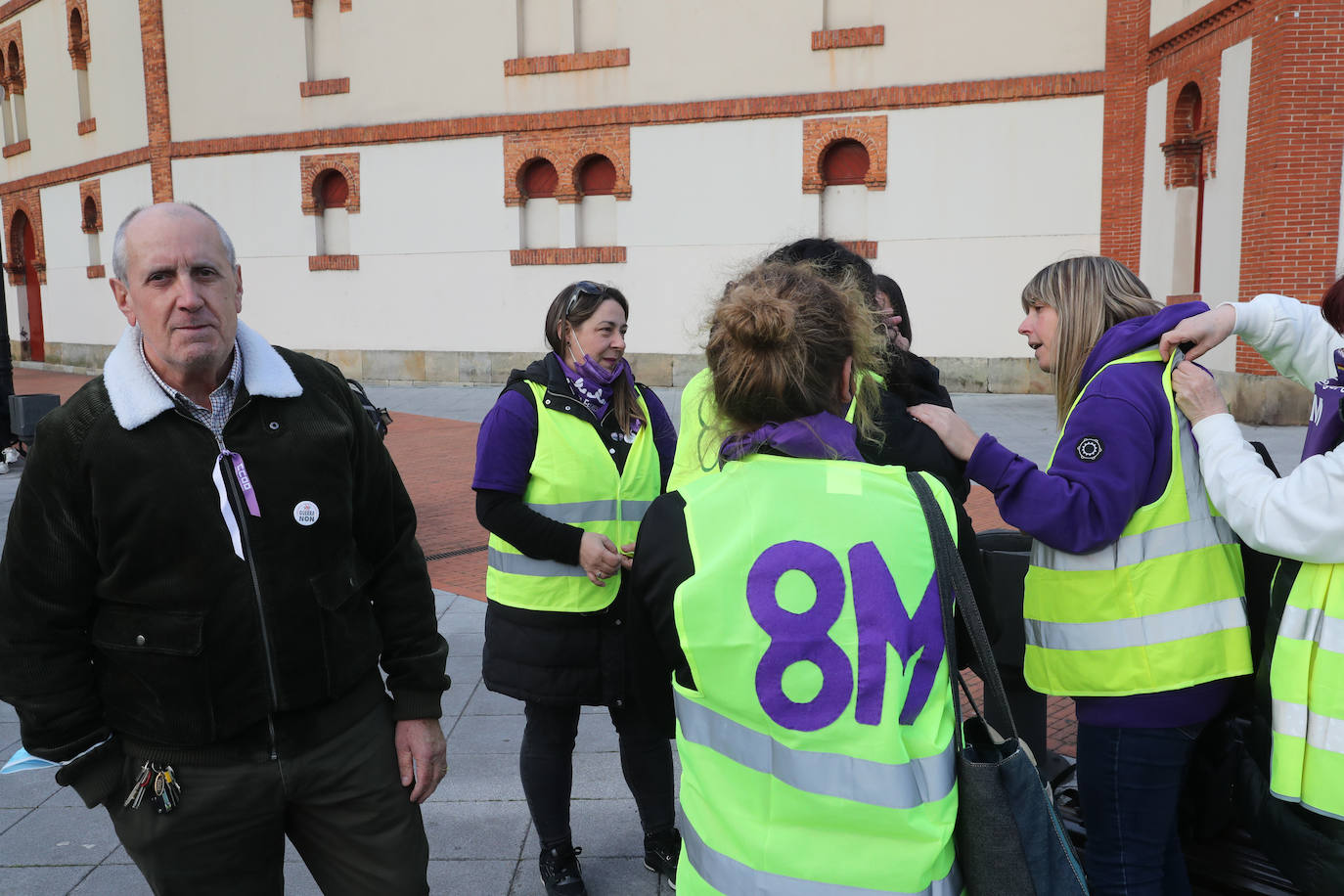 Las mujeres asturianas 'paran' este martes para renovar el impulso en la lucha por la igualdad.Las calles de Gijón se han llenado de miles de personas, unas 5.000, para celebrar el Día Internacional de la Mujer.