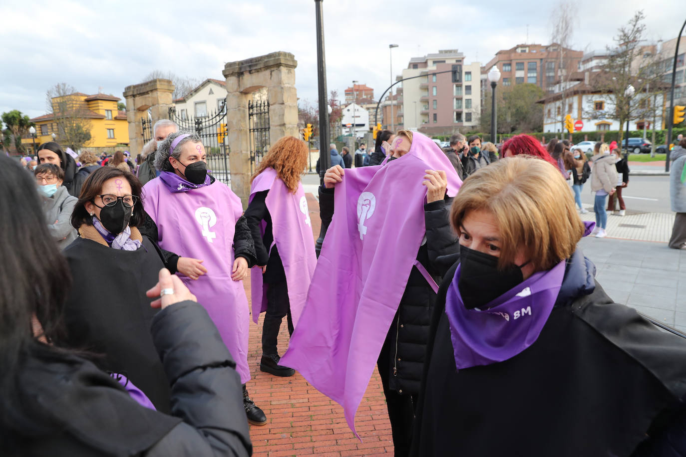 Las mujeres asturianas 'paran' este martes para renovar el impulso en la lucha por la igualdad.Las calles de Gijón se han llenado de miles de personas, unas 5.000, para celebrar el Día Internacional de la Mujer.