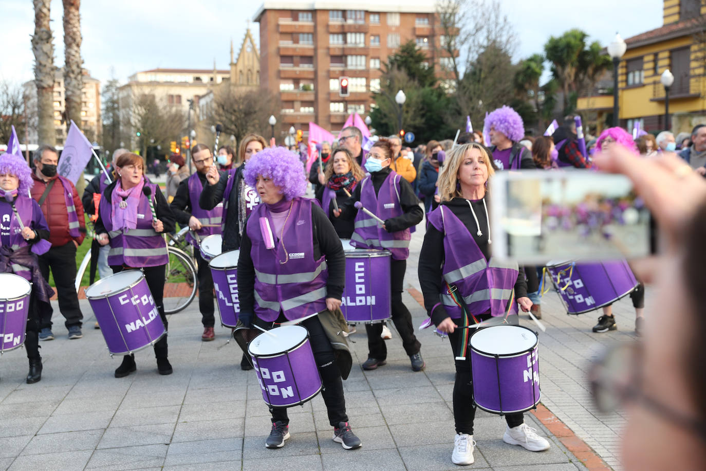 Las mujeres asturianas 'paran' este martes para renovar el impulso en la lucha por la igualdad.Las calles de Gijón se han llenado de miles de personas, unas 5.000, para celebrar el Día Internacional de la Mujer.