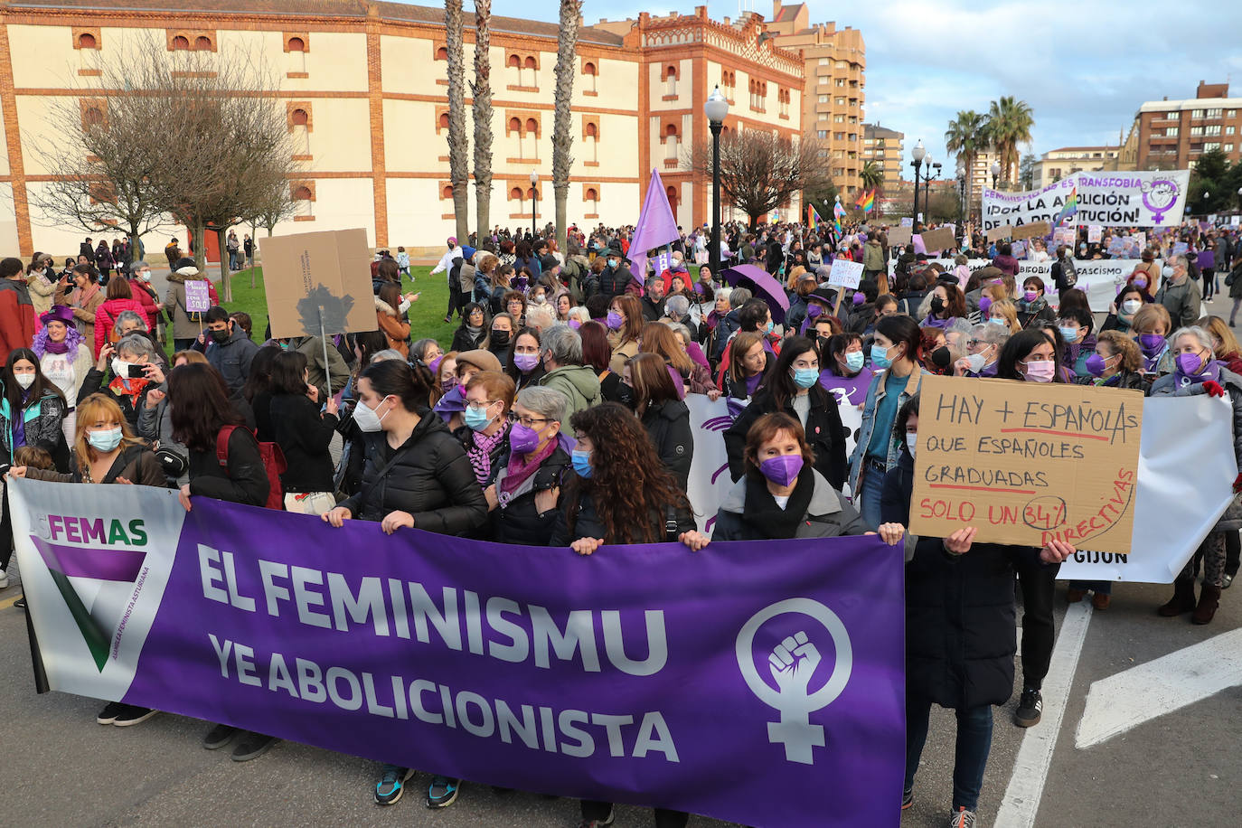 Las mujeres asturianas 'paran' este martes para renovar el impulso en la lucha por la igualdad.Las calles de Gijón se han llenado de miles de personas, unas 5.000, para celebrar el Día Internacional de la Mujer.