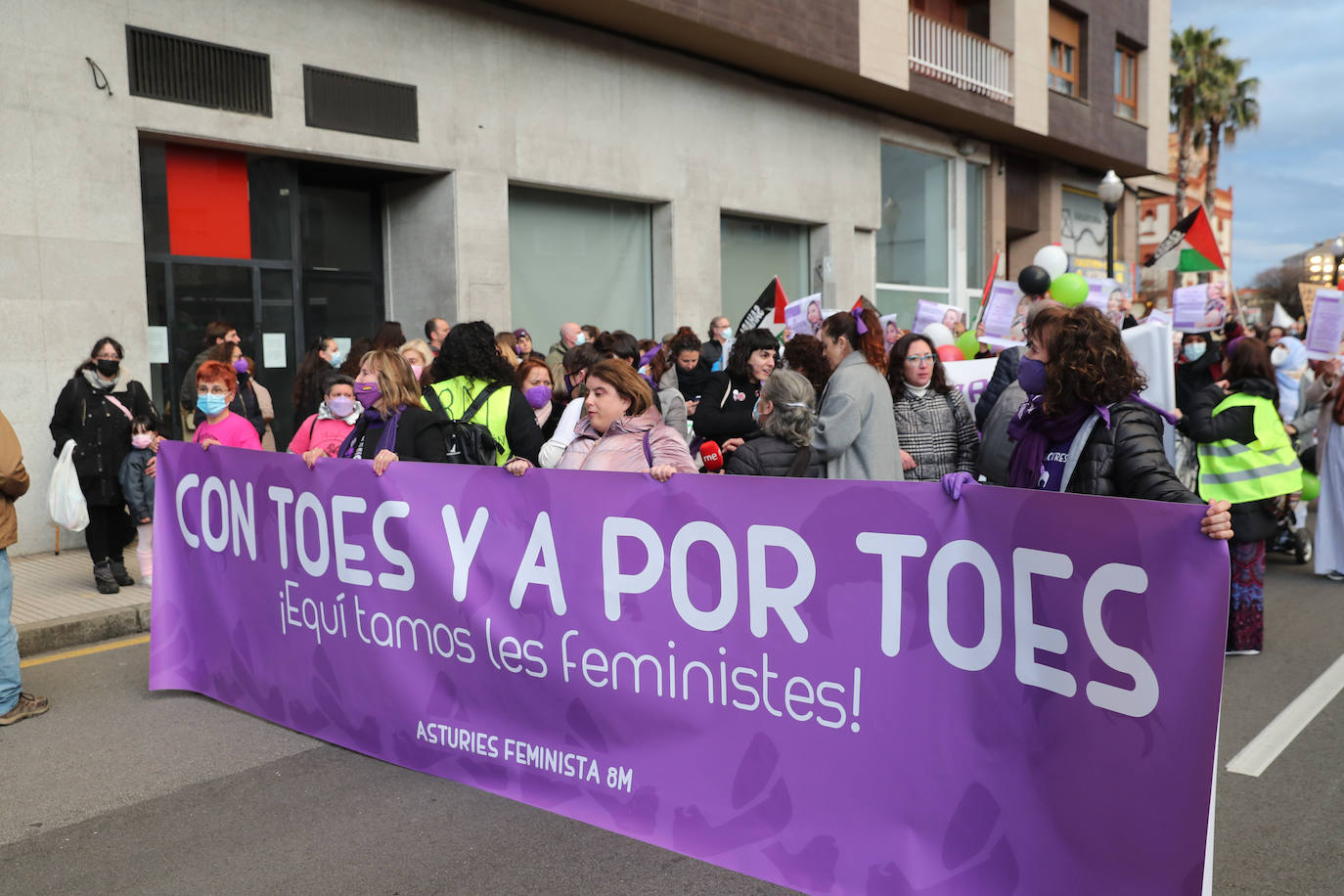 Las mujeres asturianas 'paran' este martes para renovar el impulso en la lucha por la igualdad.Las calles de Gijón se han llenado de miles de personas, unas 5.000, para celebrar el Día Internacional de la Mujer.