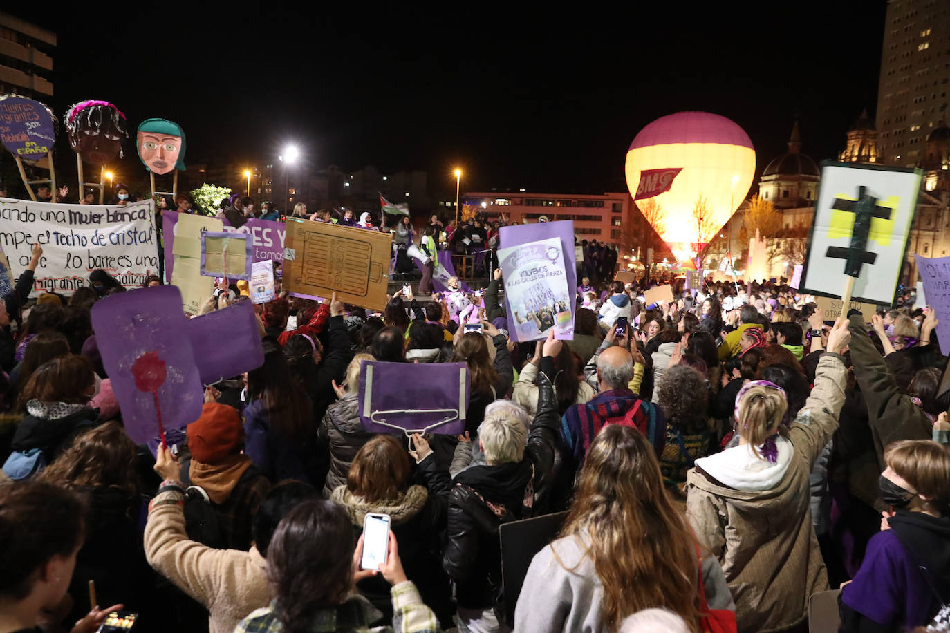 Las mujeres asturianas 'paran' este martes para renovar el impulso en la lucha por la igualdad.Las calles de Gijón se han llenado de miles de personas, unas 5.000, para celebrar el Día Internacional de la Mujer.