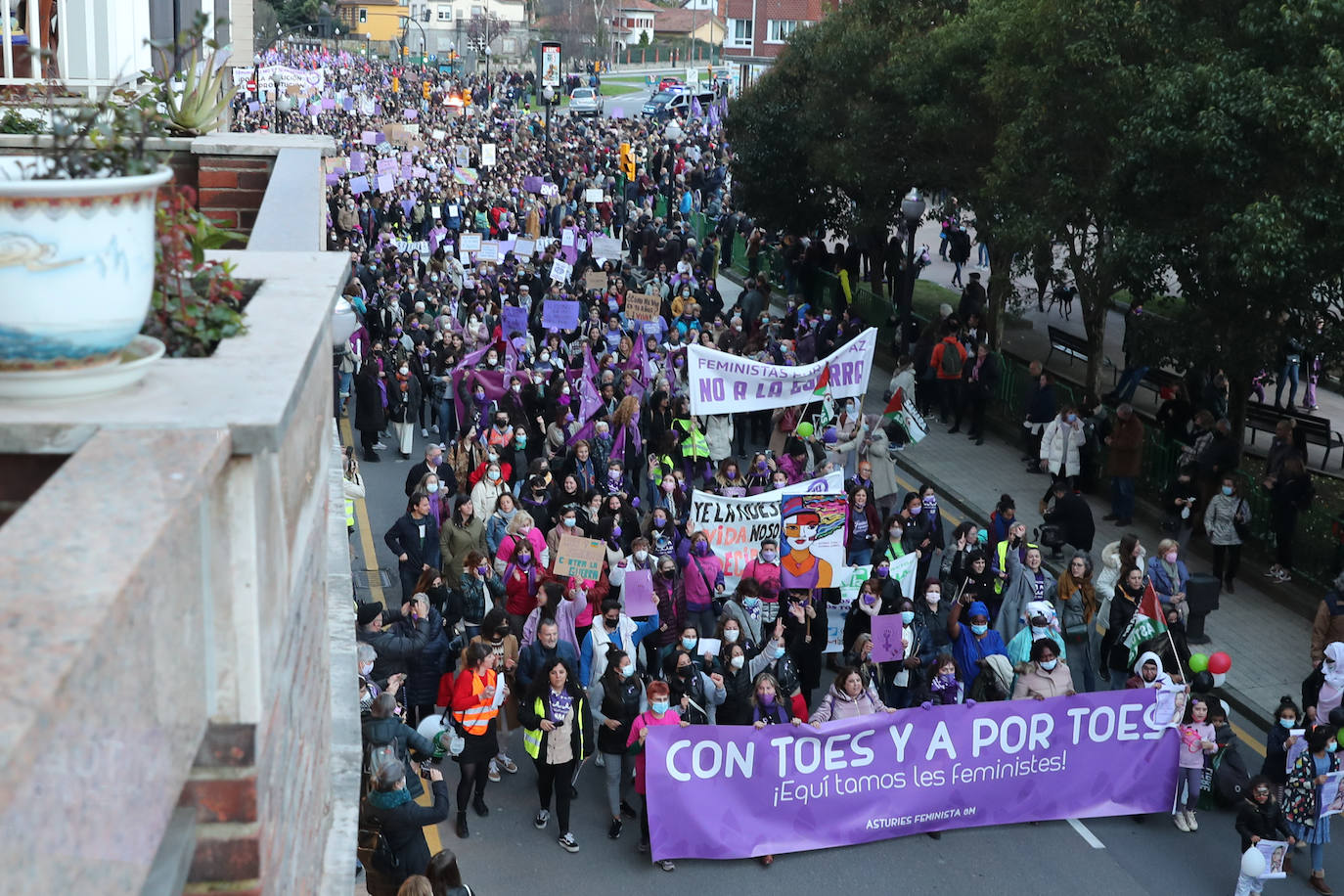 Las mujeres asturianas 'paran' este martes para renovar el impulso en la lucha por la igualdad.Las calles de Gijón se han llenado de miles de personas, unas 5.000, para celebrar el Día Internacional de la Mujer.