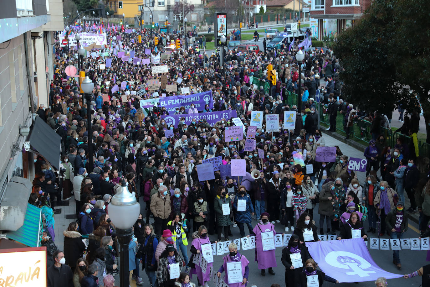 Las mujeres asturianas 'paran' este martes para renovar el impulso en la lucha por la igualdad.Las calles de Gijón se han llenado de miles de personas, unas 5.000, para celebrar el Día Internacional de la Mujer.