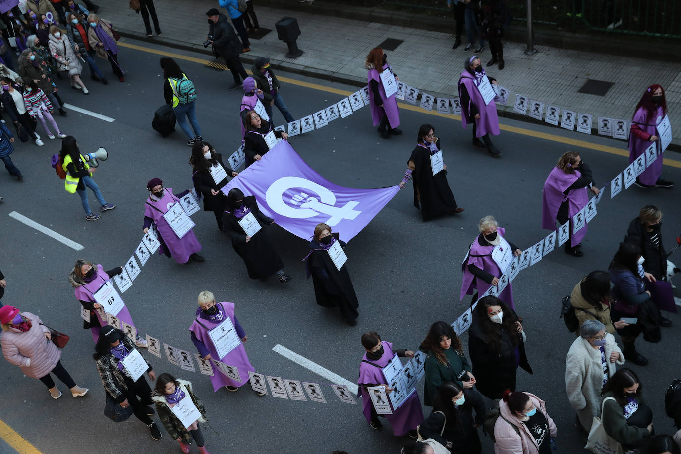 Las mujeres asturianas 'paran' este martes para renovar el impulso en la lucha por la igualdad.Las calles de Gijón se han llenado de miles de personas, unas 5.000, para celebrar el Día Internacional de la Mujer.