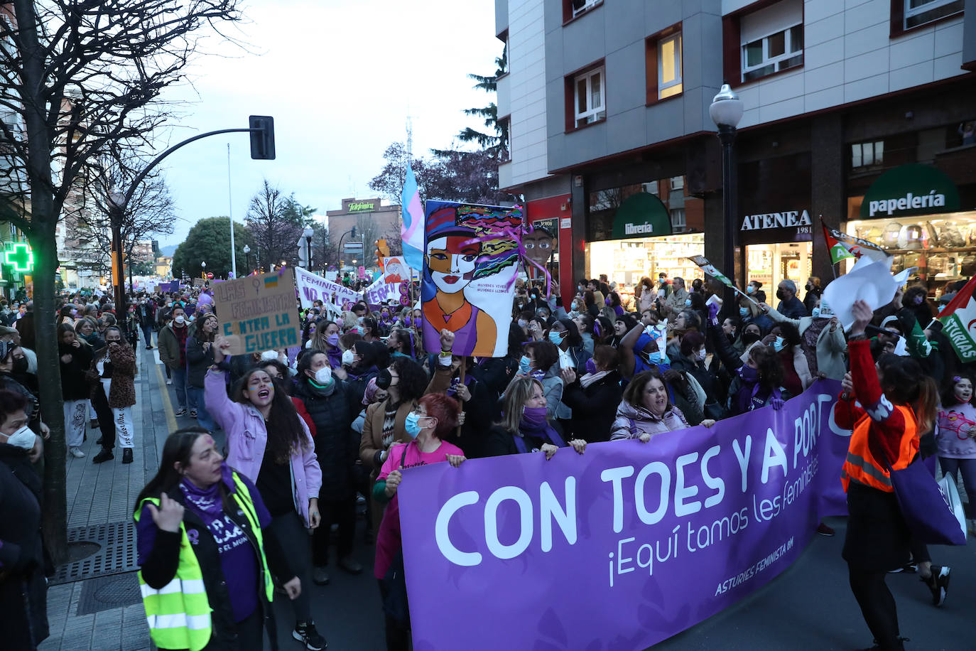 Las mujeres asturianas 'paran' este martes para renovar el impulso en la lucha por la igualdad.Las calles de Gijón se han llenado de miles de personas, unas 5.000, para celebrar el Día Internacional de la Mujer.