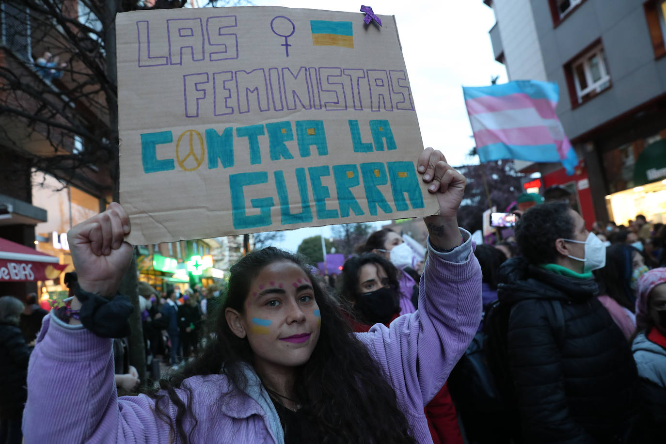 Las mujeres asturianas 'paran' este martes para renovar el impulso en la lucha por la igualdad.Las calles de Gijón se han llenado de miles de personas, unas 5.000, para celebrar el Día Internacional de la Mujer.