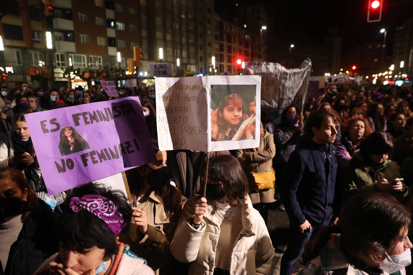 Las mujeres asturianas 'paran' este martes para renovar el impulso en la lucha por la igualdad.Las calles de Gijón se han llenado de miles de personas, unas 5.000, para celebrar el Día Internacional de la Mujer.