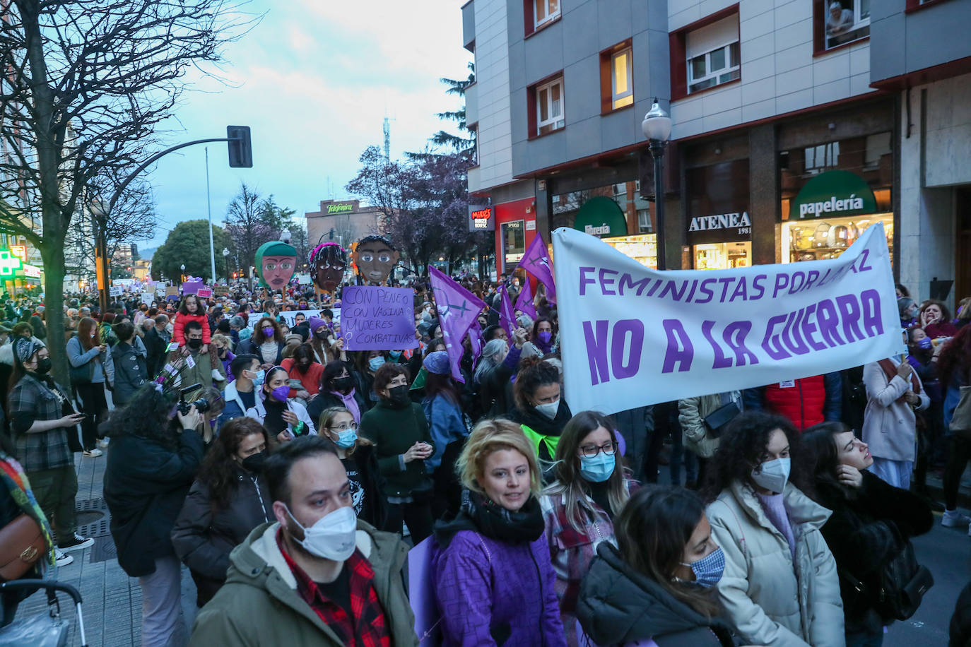 Las mujeres asturianas 'paran' este martes para renovar el impulso en la lucha por la igualdad.Las calles de Gijón se han llenado de miles de personas, unas 5.000, para celebrar el Día Internacional de la Mujer.